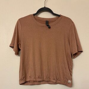 Vuori Women’s Heather Pink Cropped Boxy Crewneck Tee – Style VW175 – XL